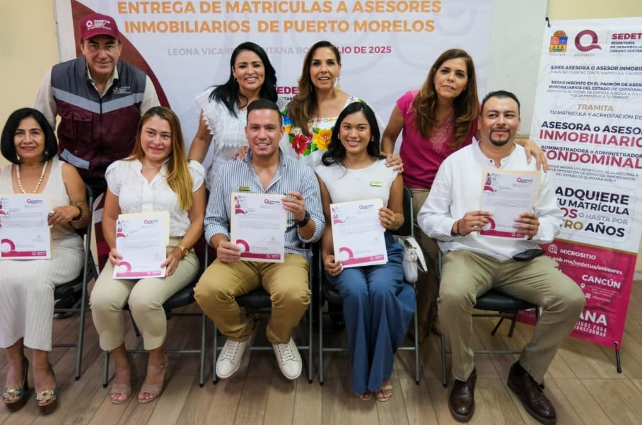 Gobernador presenta licencias de los agentes inmobiliarios de Puerto Morelos para practicar