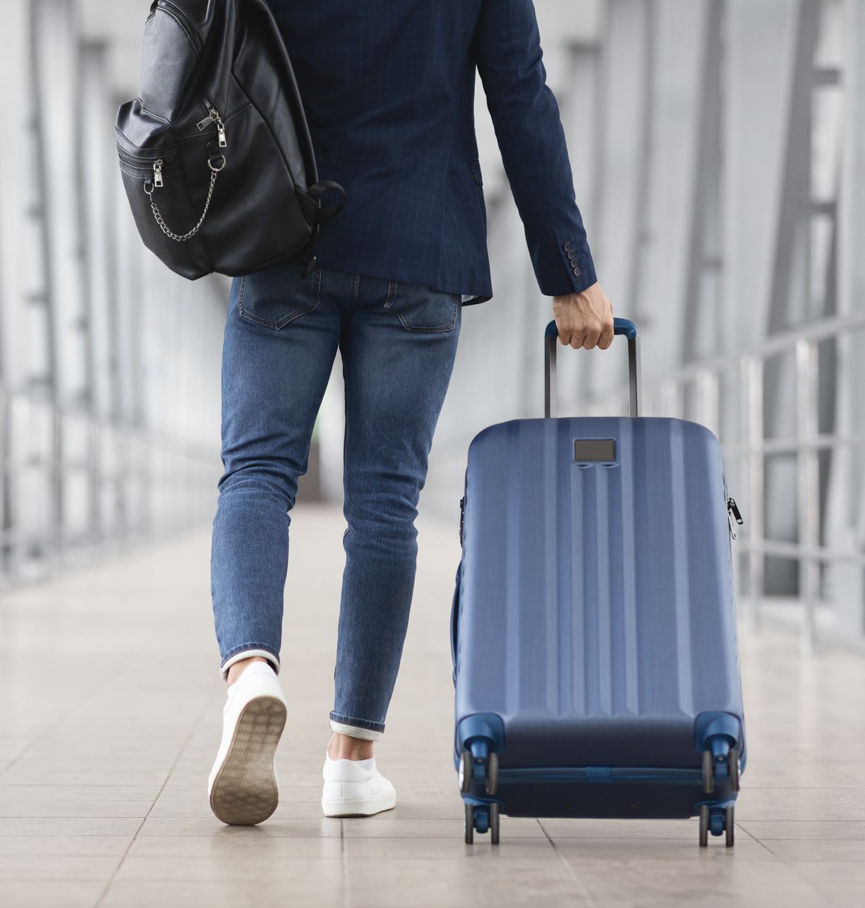 hombre en el aeropuerto con equipaje