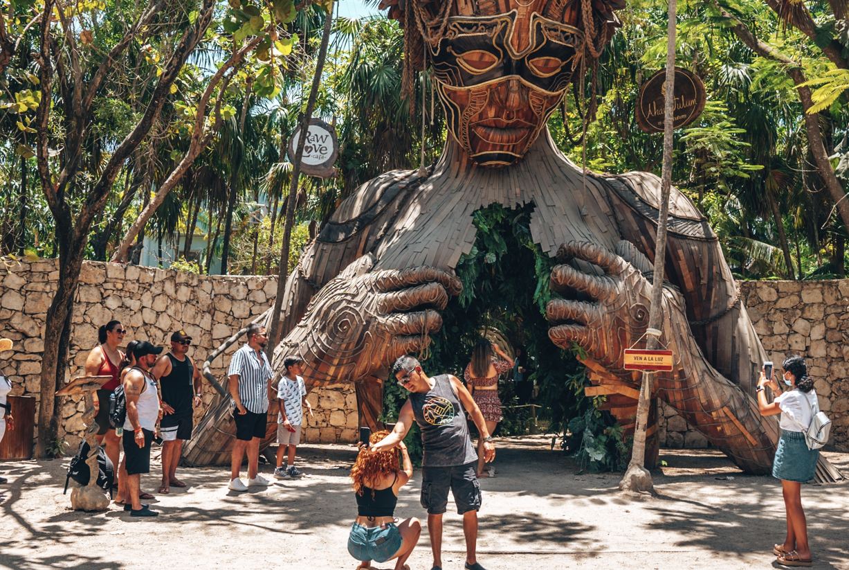 Tulum Turistas en la estatua