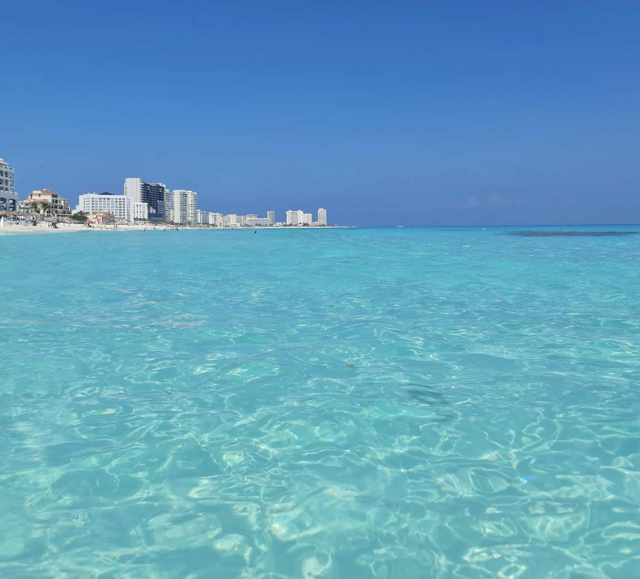Agua clara de Cancún Beach