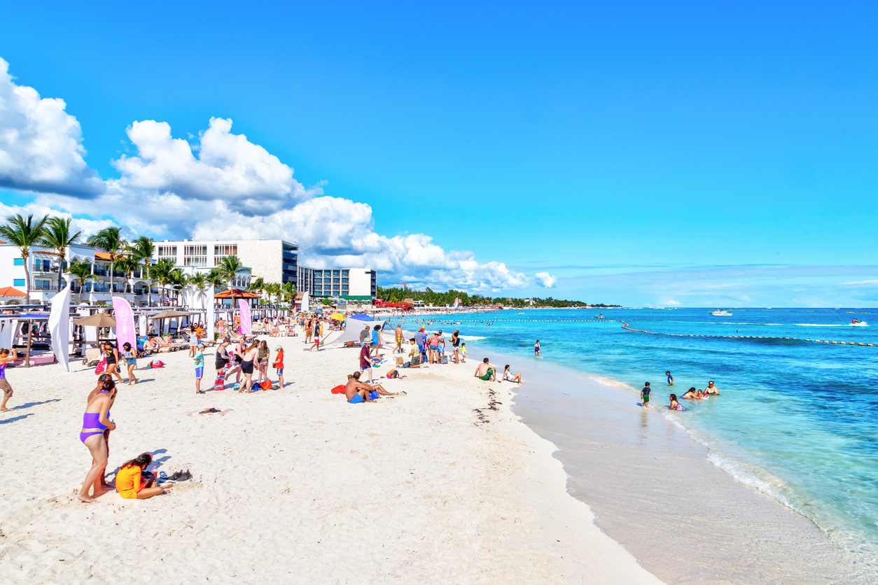 Las playas de Cancún y del área permanecen abiertas mientras los bares deben cerrar