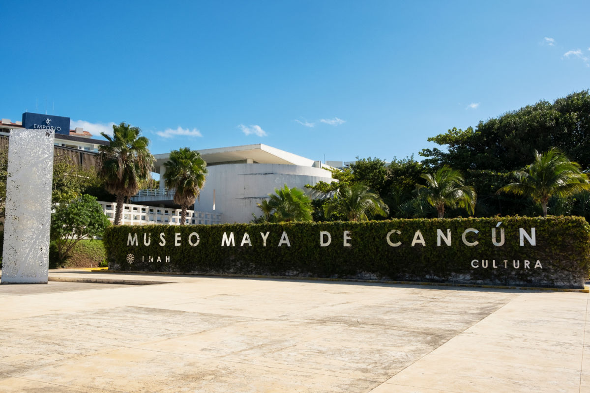 QUINTANA ROO, MÉXICOFachada y letrero del museo maya Museo Maya de Cancún, ubicado en el bulevar Kukulcán de la zona turística de Cancún.