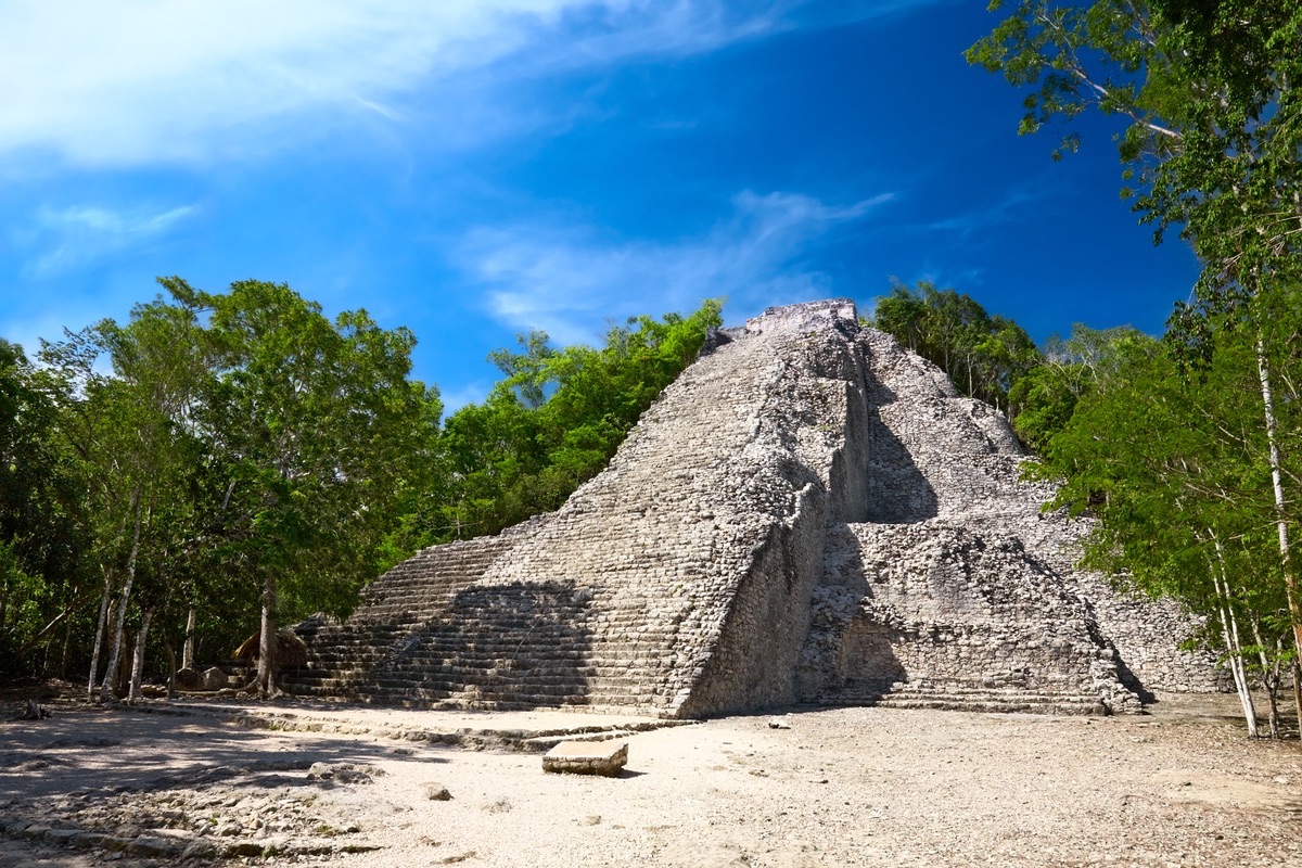 Pirámide Mayan Nohoch Mul en Coba, México