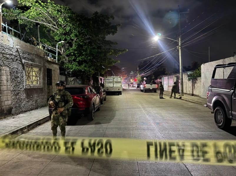 Armado a pie dispara tres en la calle Cancún residencial