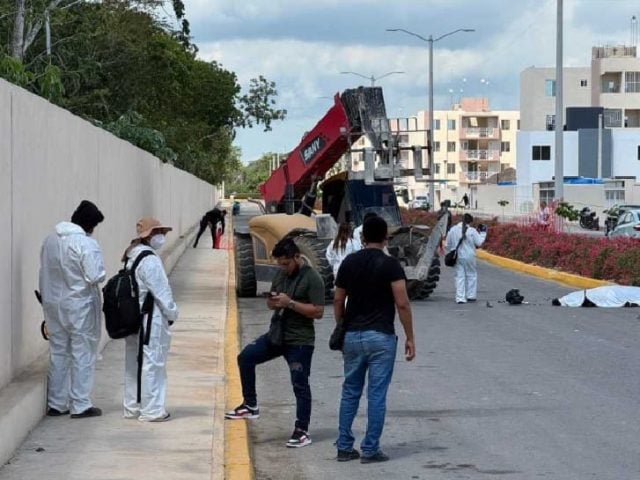 Conductor de motocicleta de Cancún asesinado en colisión con maquinaria pesada
