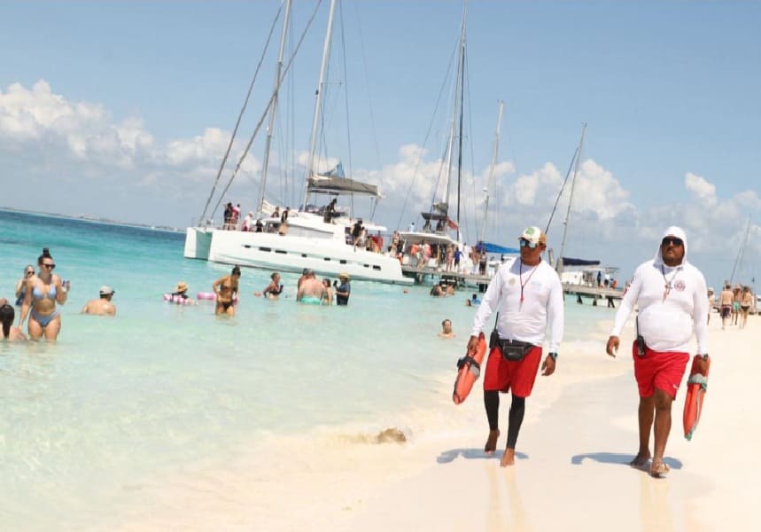 Isla Mujeres despliega socorristas adicionales con anticipación de 27,000 para vacaciones de verano