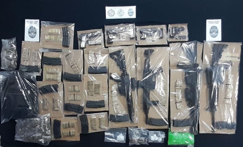 Los oficiales de PDC descubren un pequeño arsenal durante la mala parada de conducción