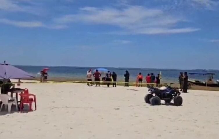 Snorkeler con dificultades corridas a la orilla en la playa de Puertos Morelos