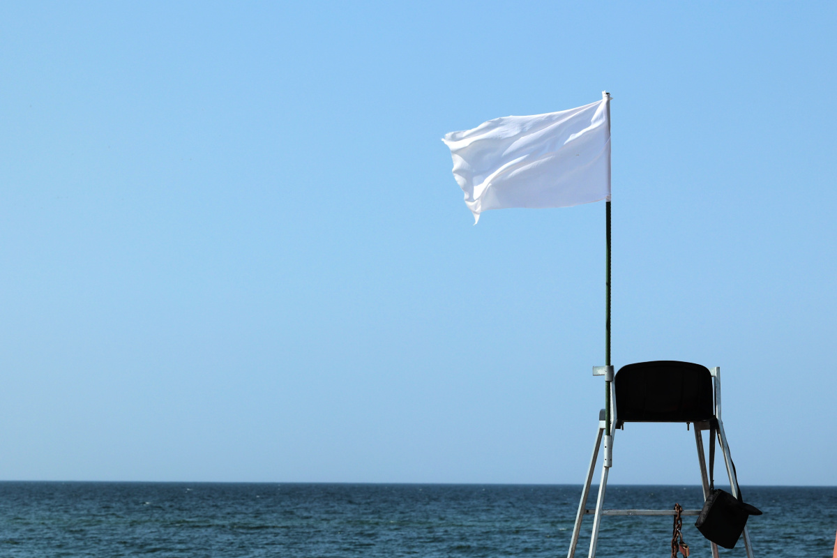 ¿Ves una bandera blanca en una playa de Cancún o la Riviera Maya? Qué significa y cómo mantenerse a salvo