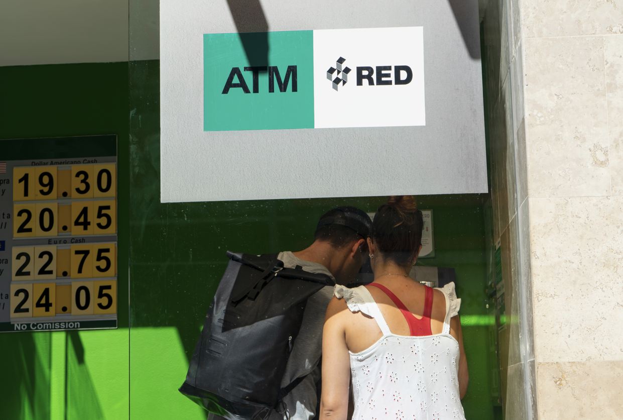 Retirar $ 100 en un cajero automático de Cancún