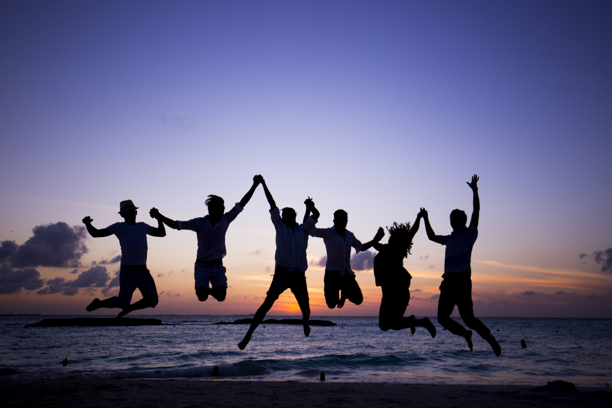 Amigos en la playa por la noche