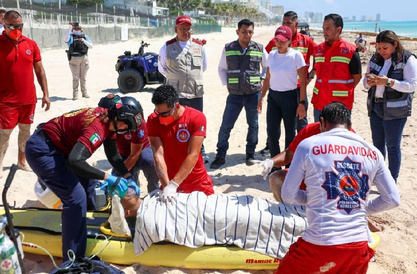 Los socorristas de Cancún practican ejercicios de rescate de agua en City Beach