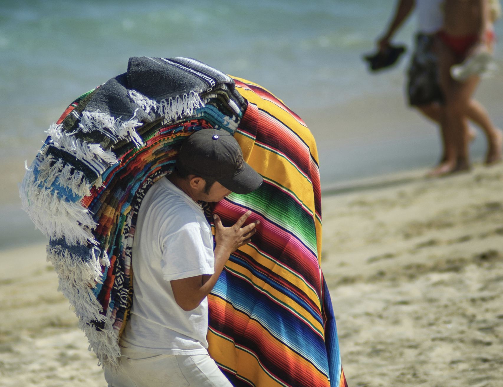 Vendedor de mantas en la playa de Cancún