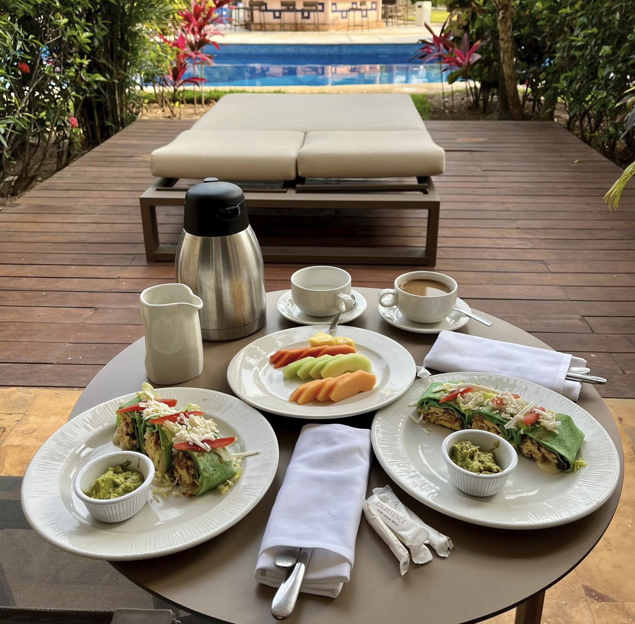 Desayuno de servicio de habitaciones en el balcón