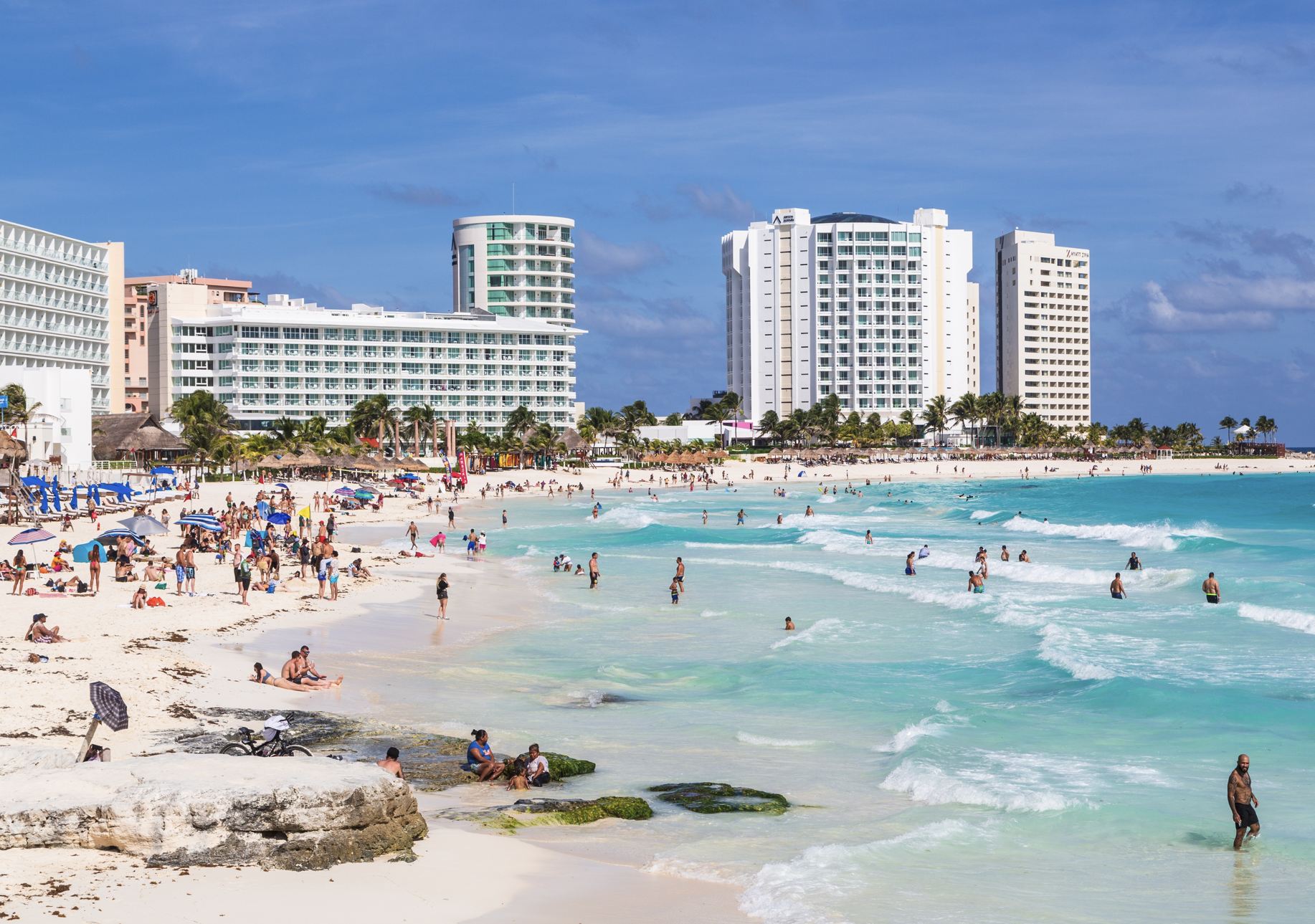 Playas de Cancún llenas de turistas en zona hotelera