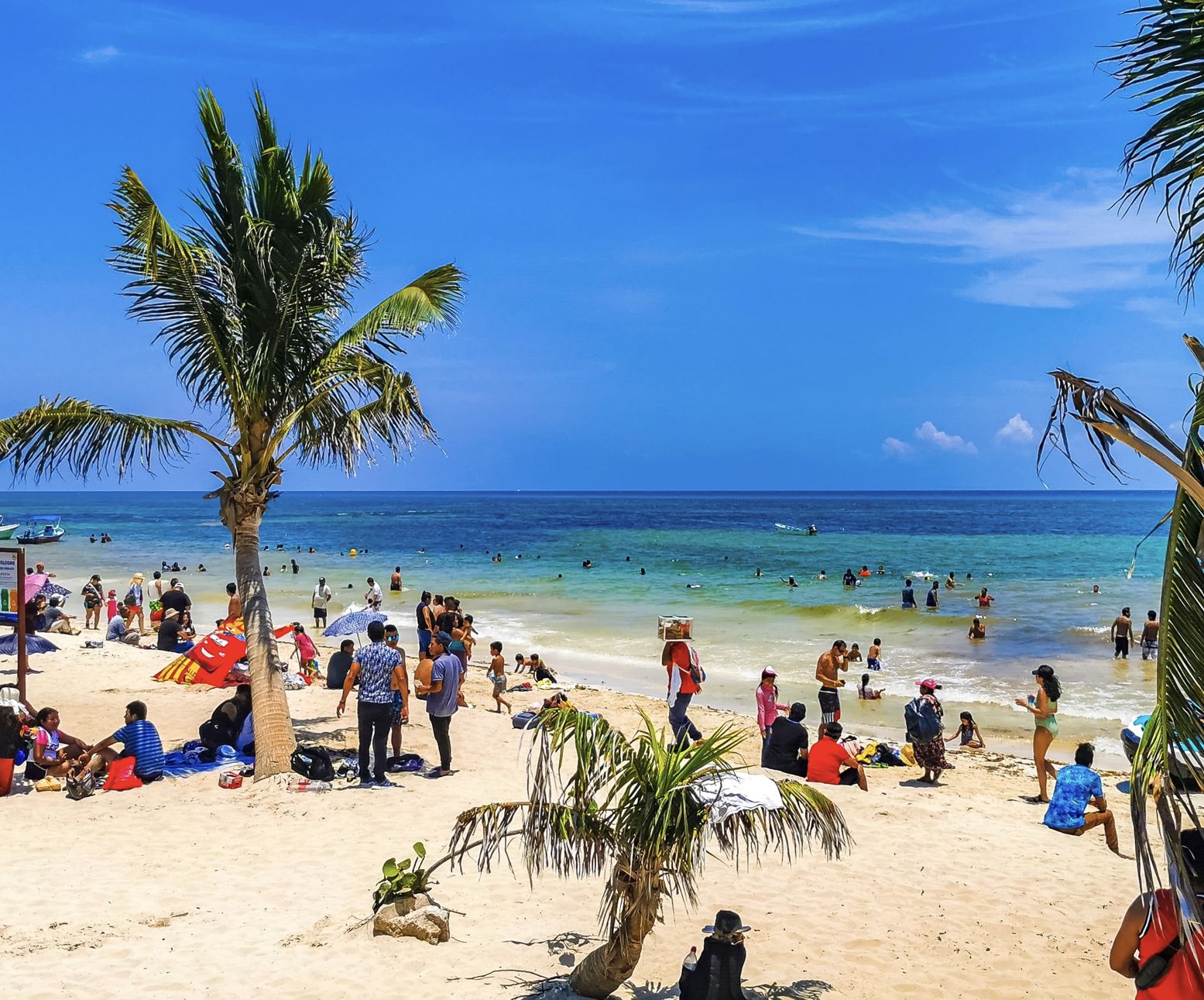 Playa concurrida cerca de Cancún