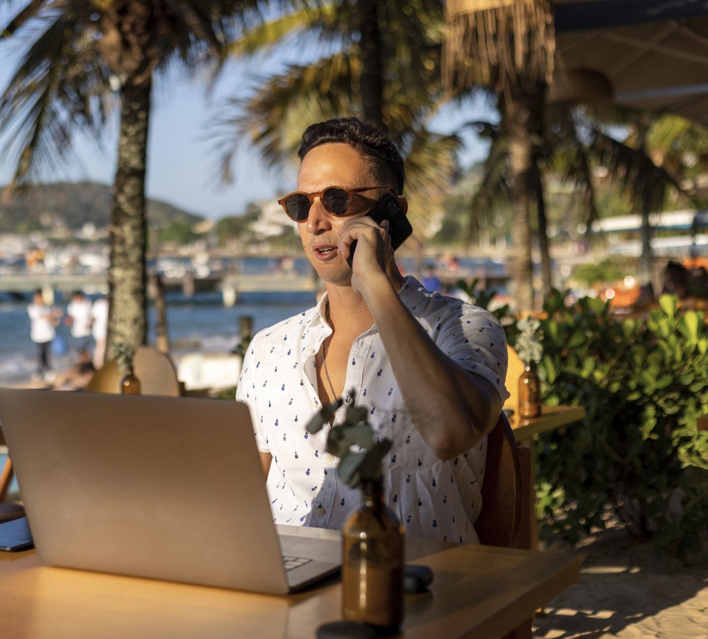 Hombre en Digital Nomad Cafe