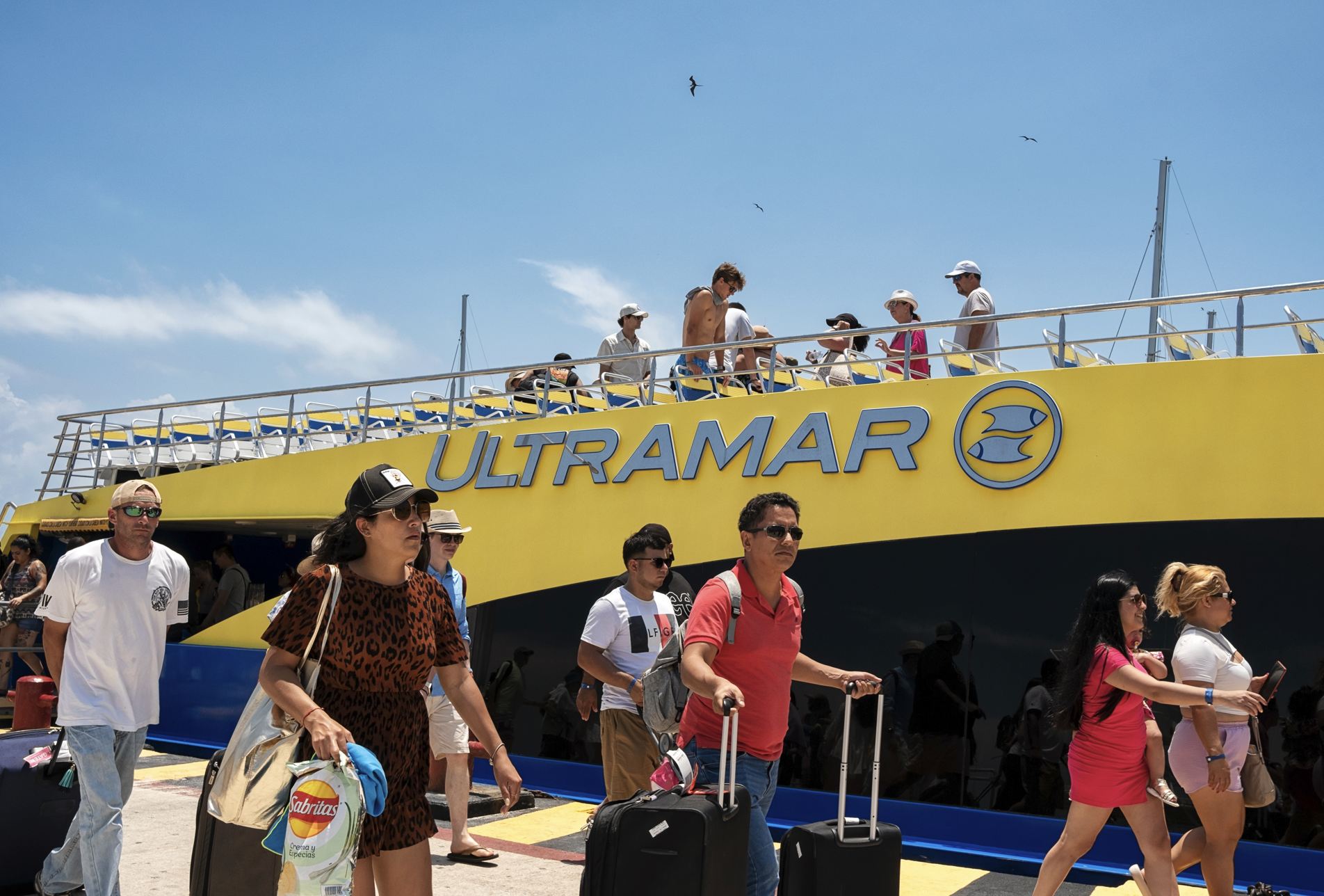 Ferry de Ultramar y turistas.