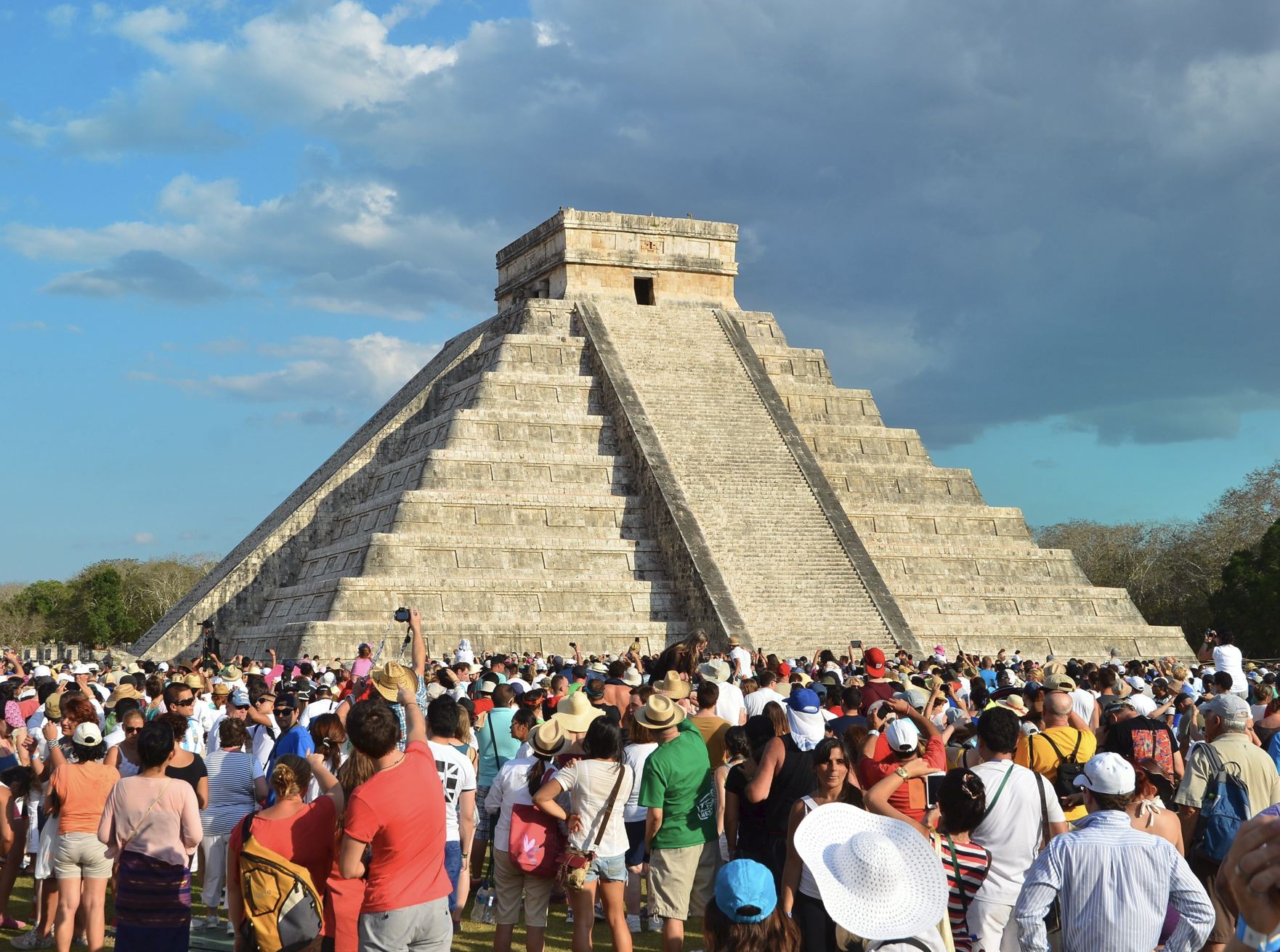 Chichén lleno de gente itza