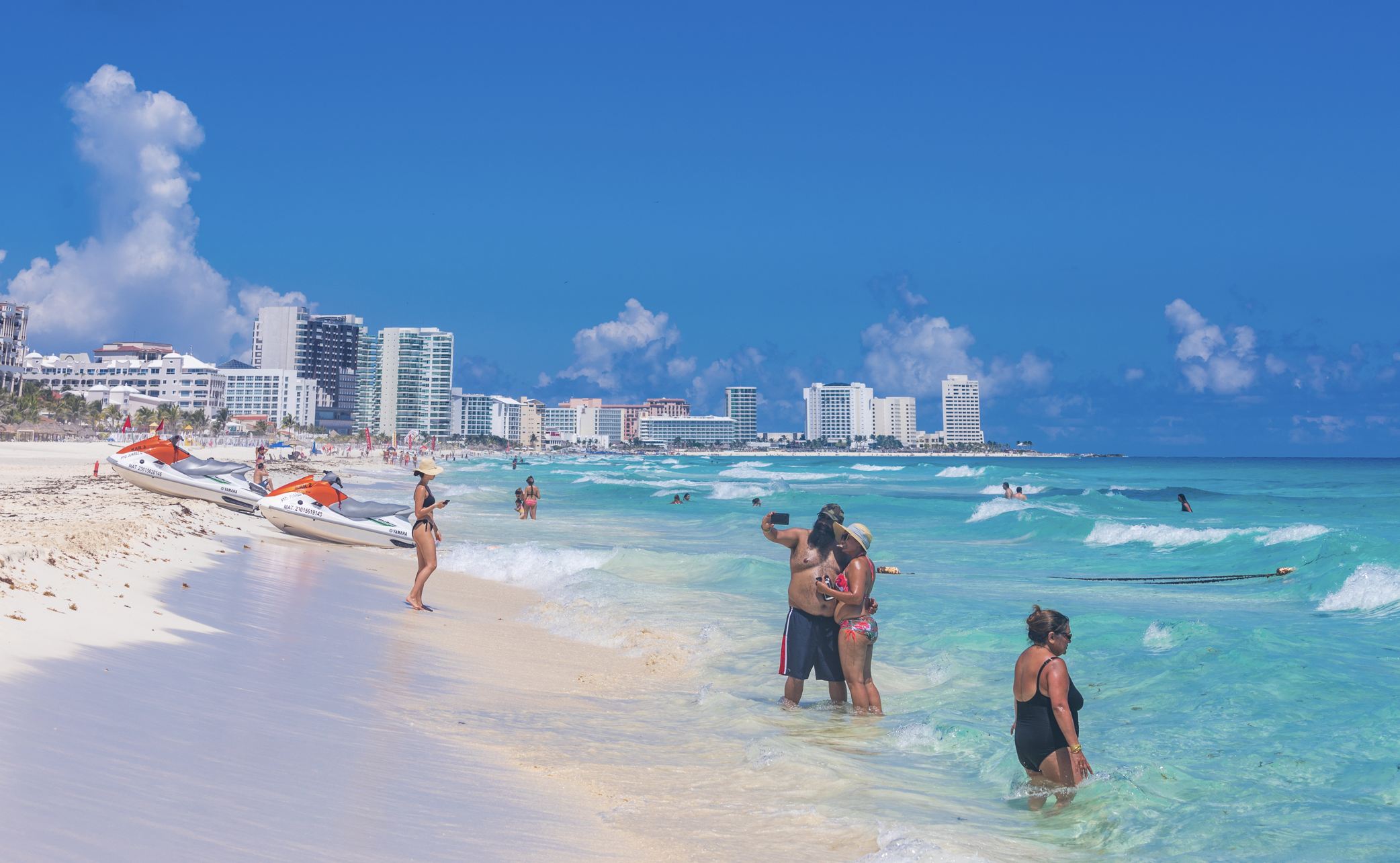Turistas de Cancún disfrutan de la playa
