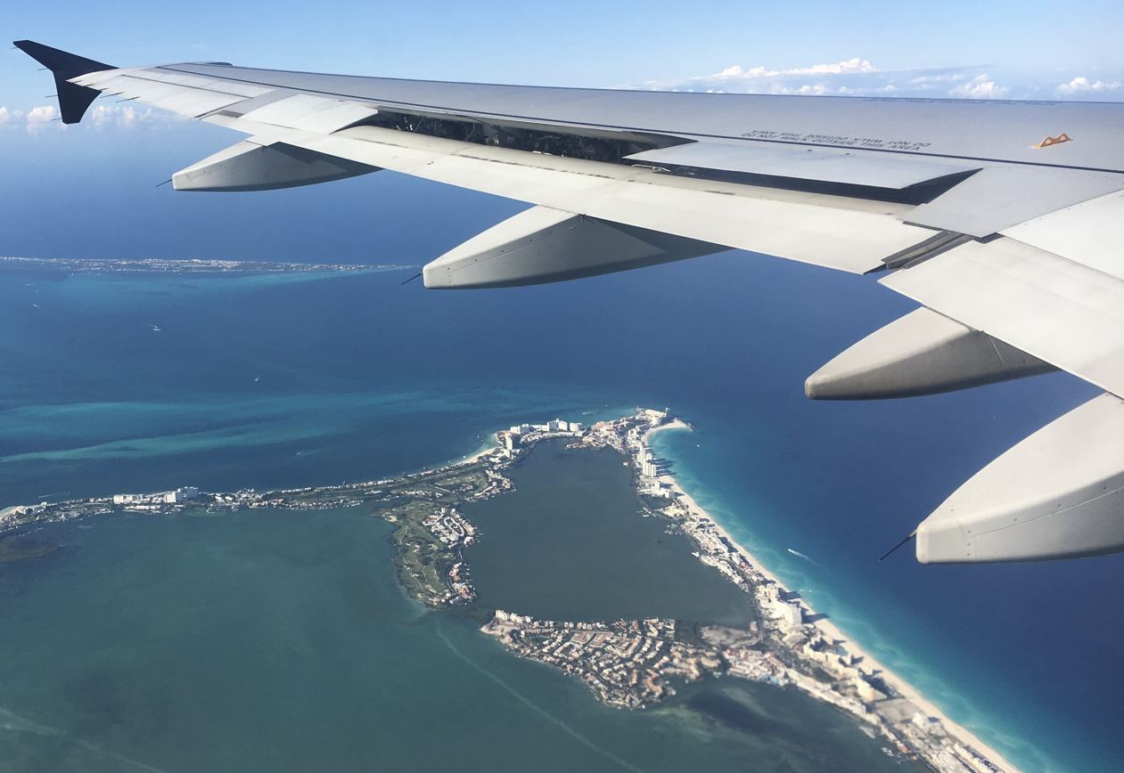 Avión sobrevolando Cancún