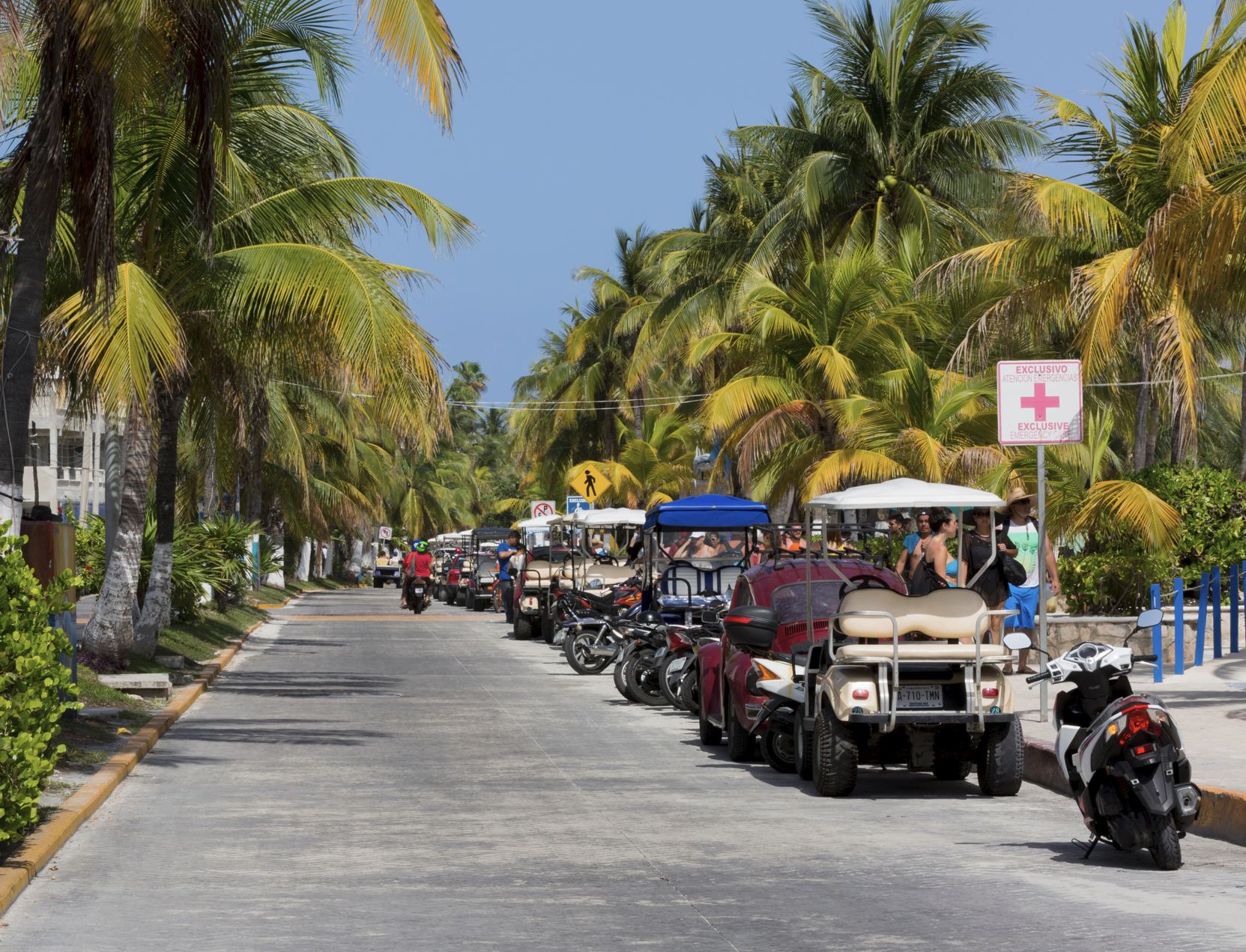 Carros de golf estacionados Isla Mujeres