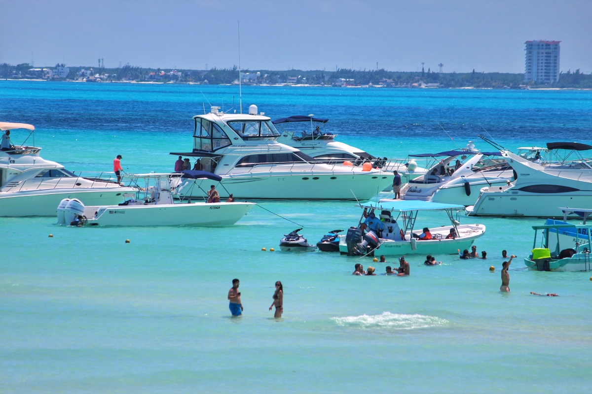 Barcos anclados en Playa del Norte en Isla Mujeres.