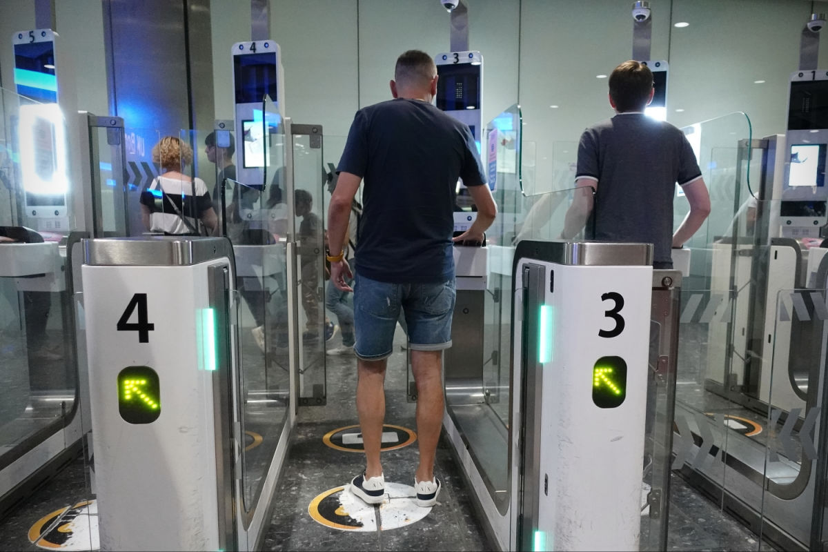 Alguien que utiliza una puerta electrónica de inmigración