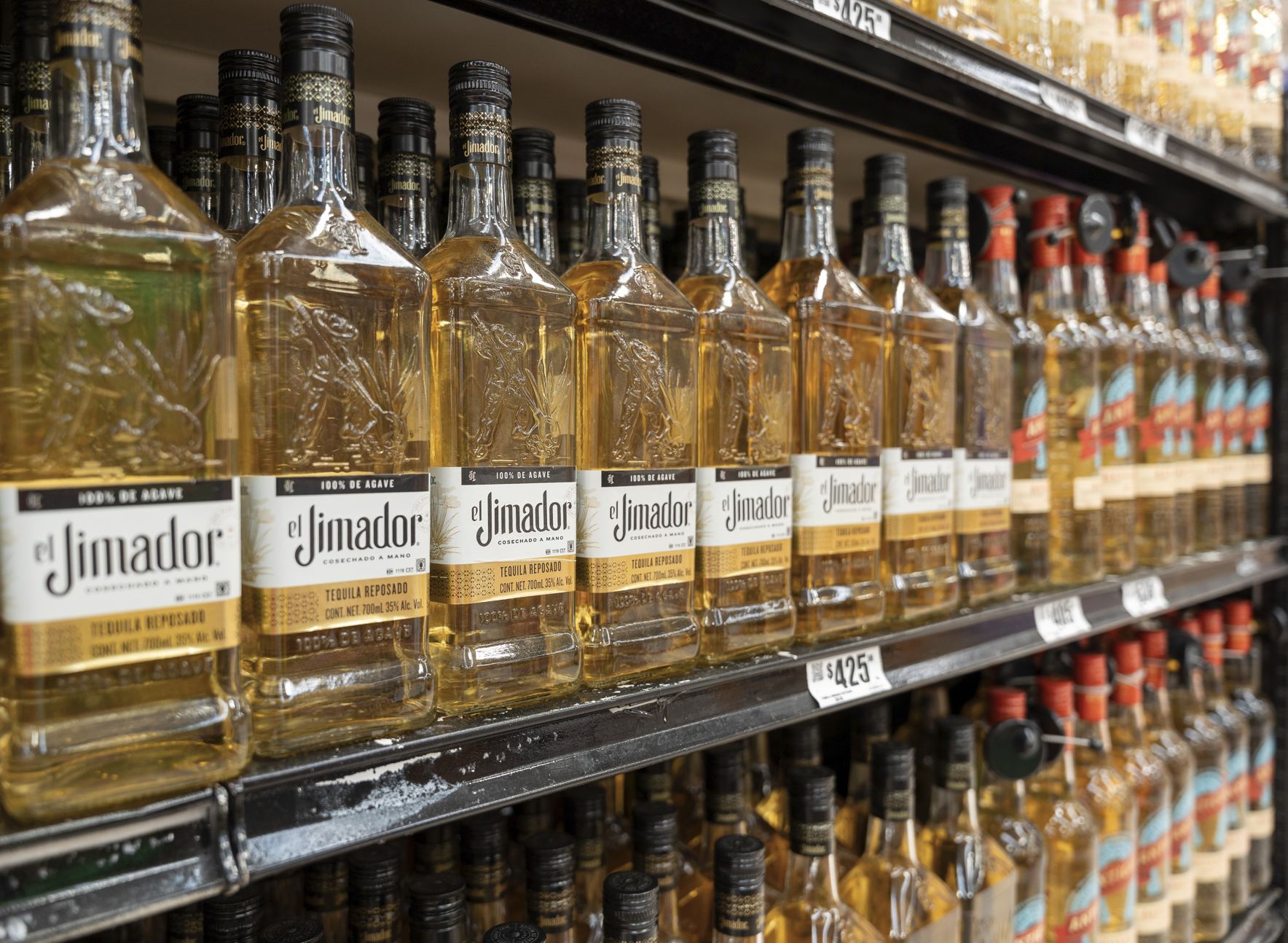 Tequila a la venta en la tienda de comestibles