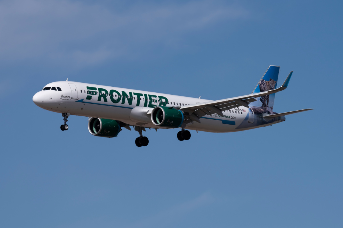 Avión fronterizo en el aire