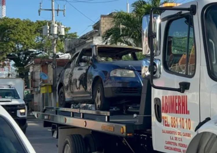 Cancún bomberos que responden al fuego de automóvil encontrar cuerpo carbonizado en el asiento trasero