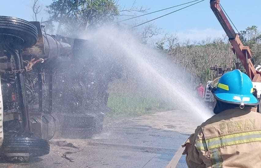 El camión de combustible enrollado de 42,000 litros mantiene cerrada la carretera José María Morelos durante horas