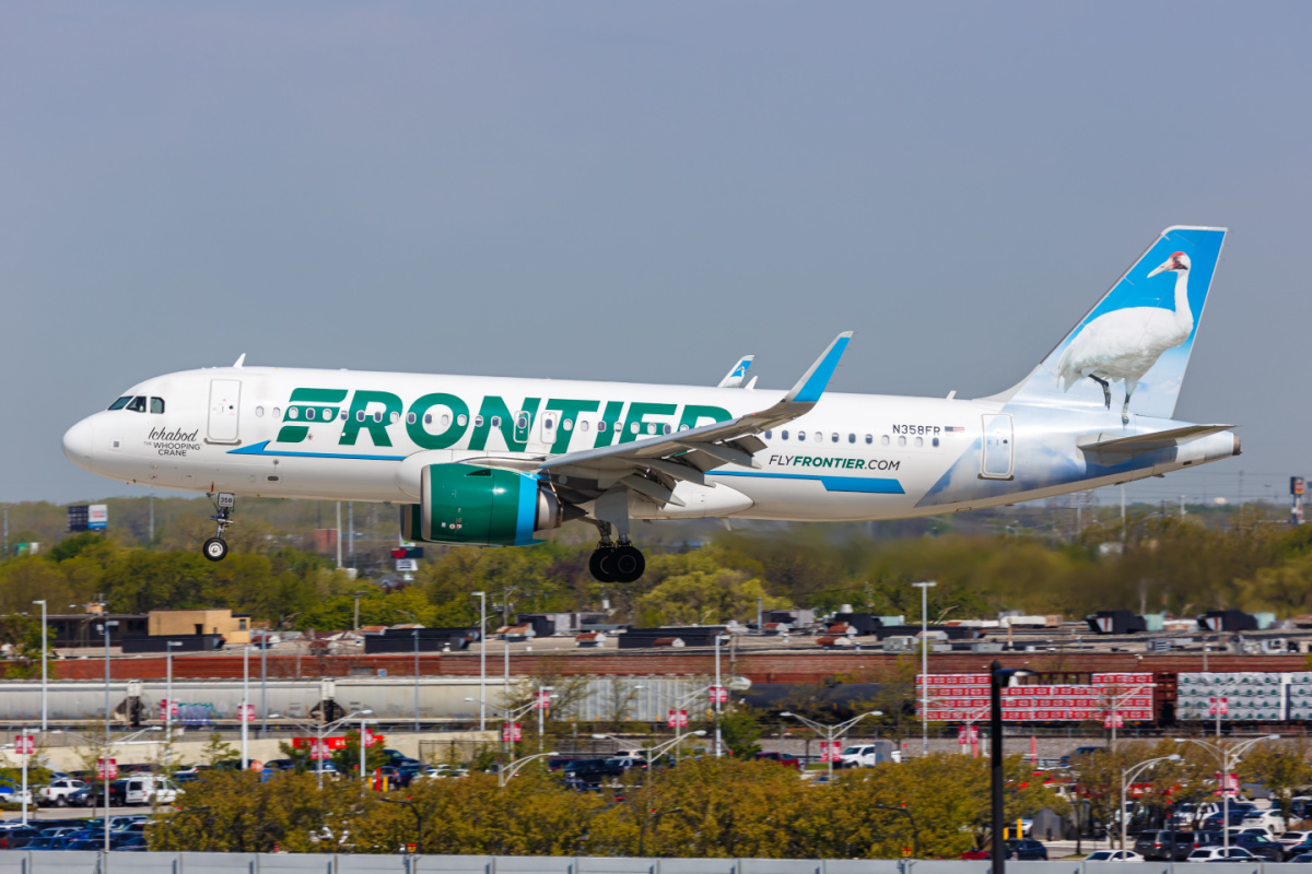 Avión fronteriza despegando del aeropuerto Midway de Chicago