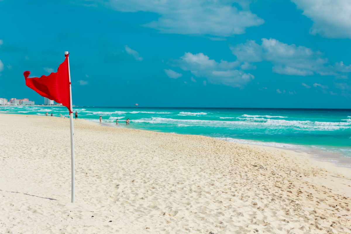 Los turistas de Cancún recordaron tomar precauciones extremas en las playas con banderas de advertencia