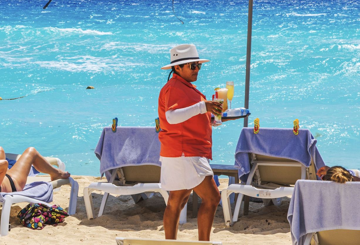 Estas son 5 personas a las que absolutamente deberías dar propina en un todo incluido en Cancún