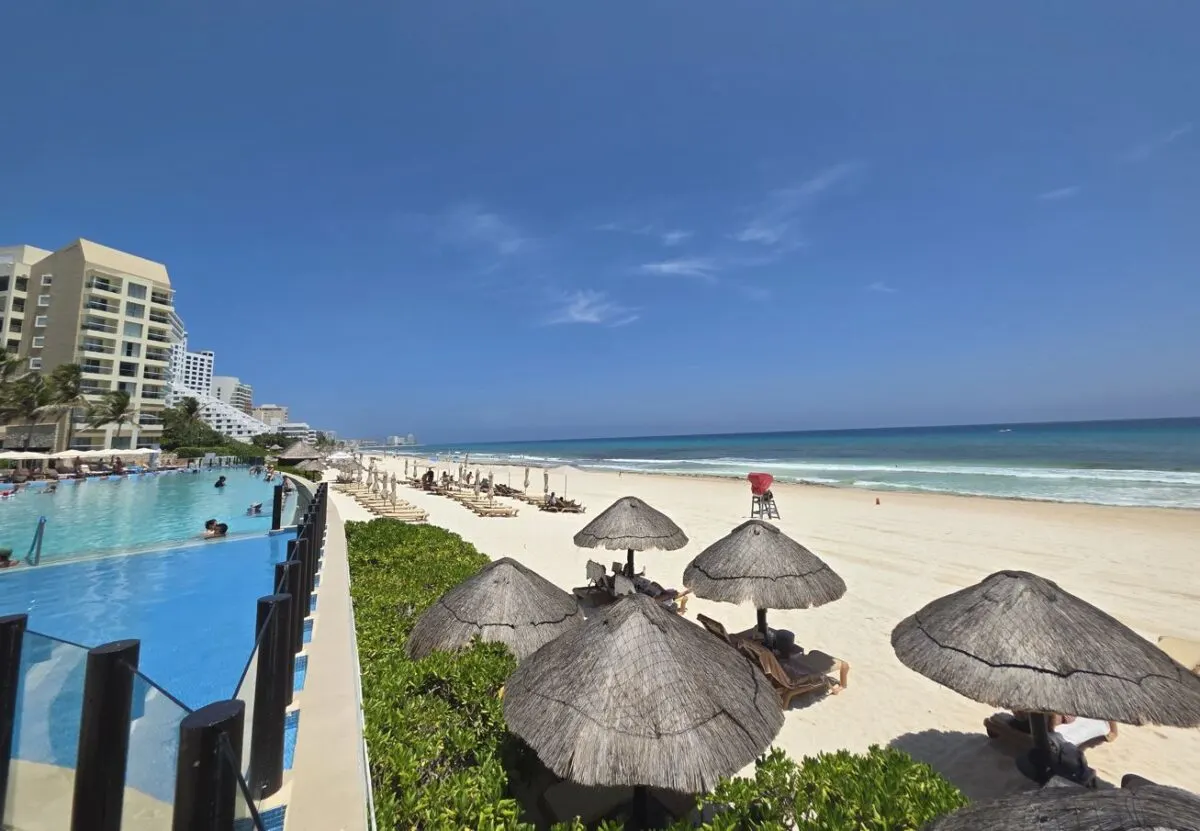 Hotel menos Sargassum Vista desde la piscina Septemer 6 2025