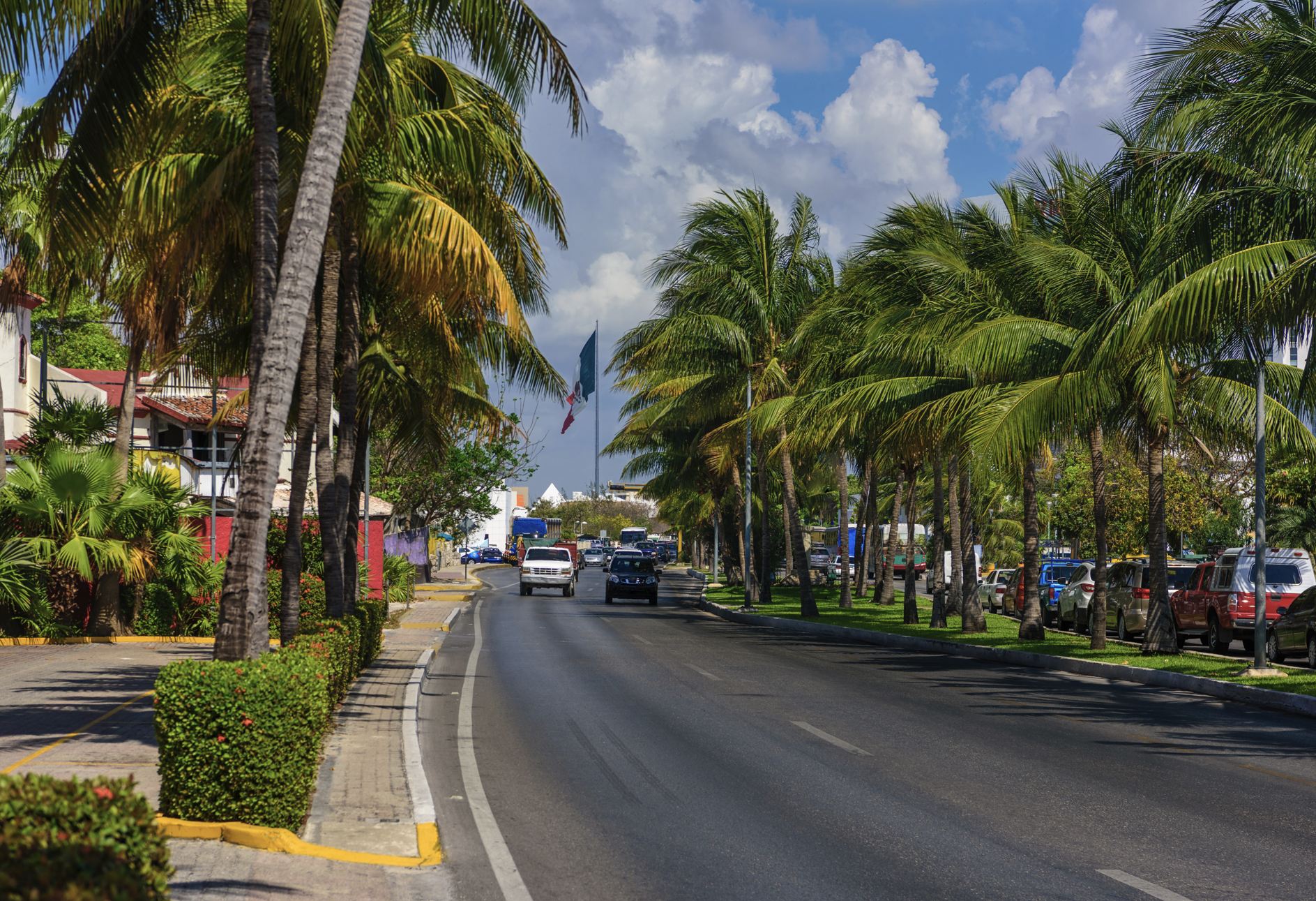 Road de Cancún con tráfico