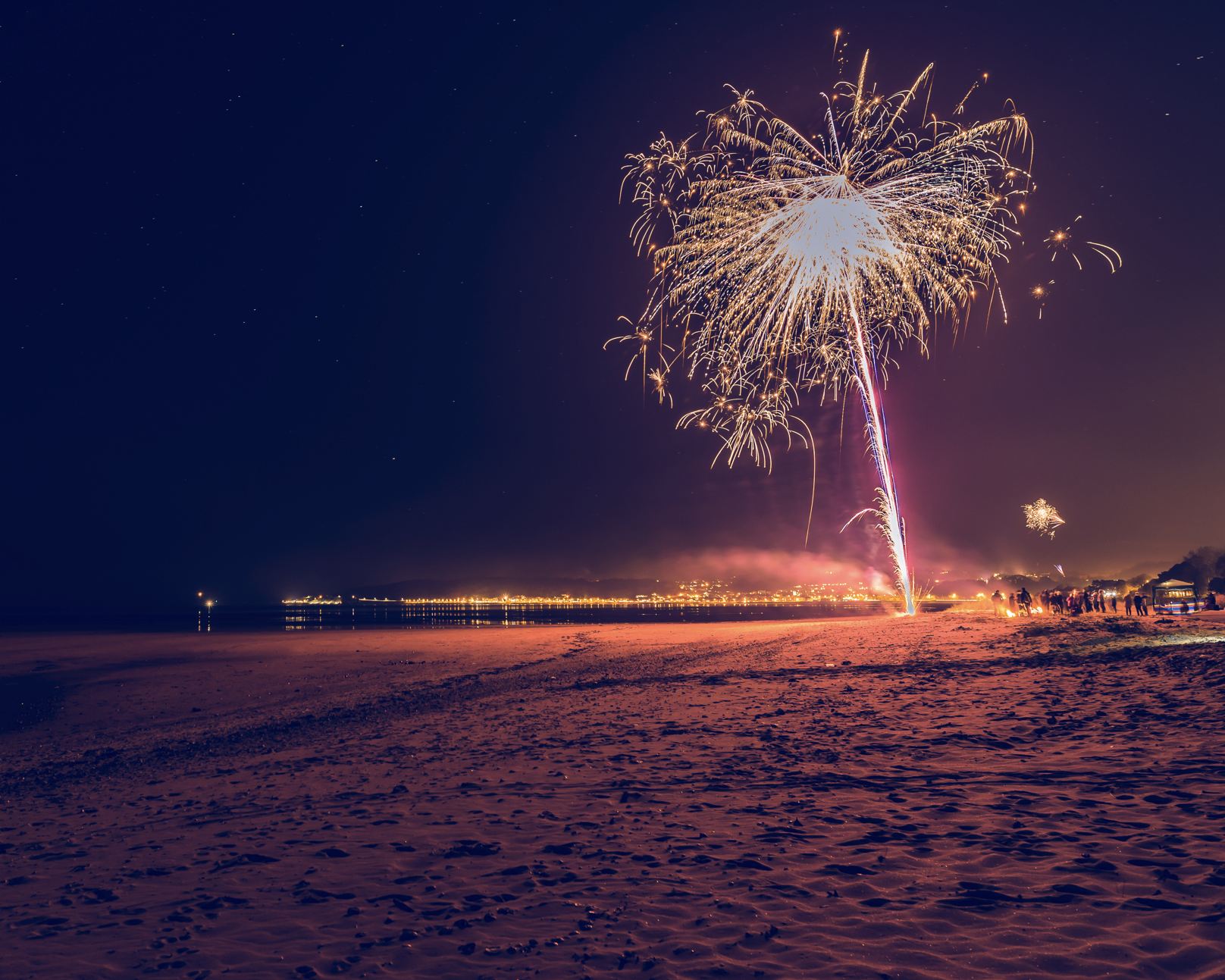 Fuegos artificiales en la playa