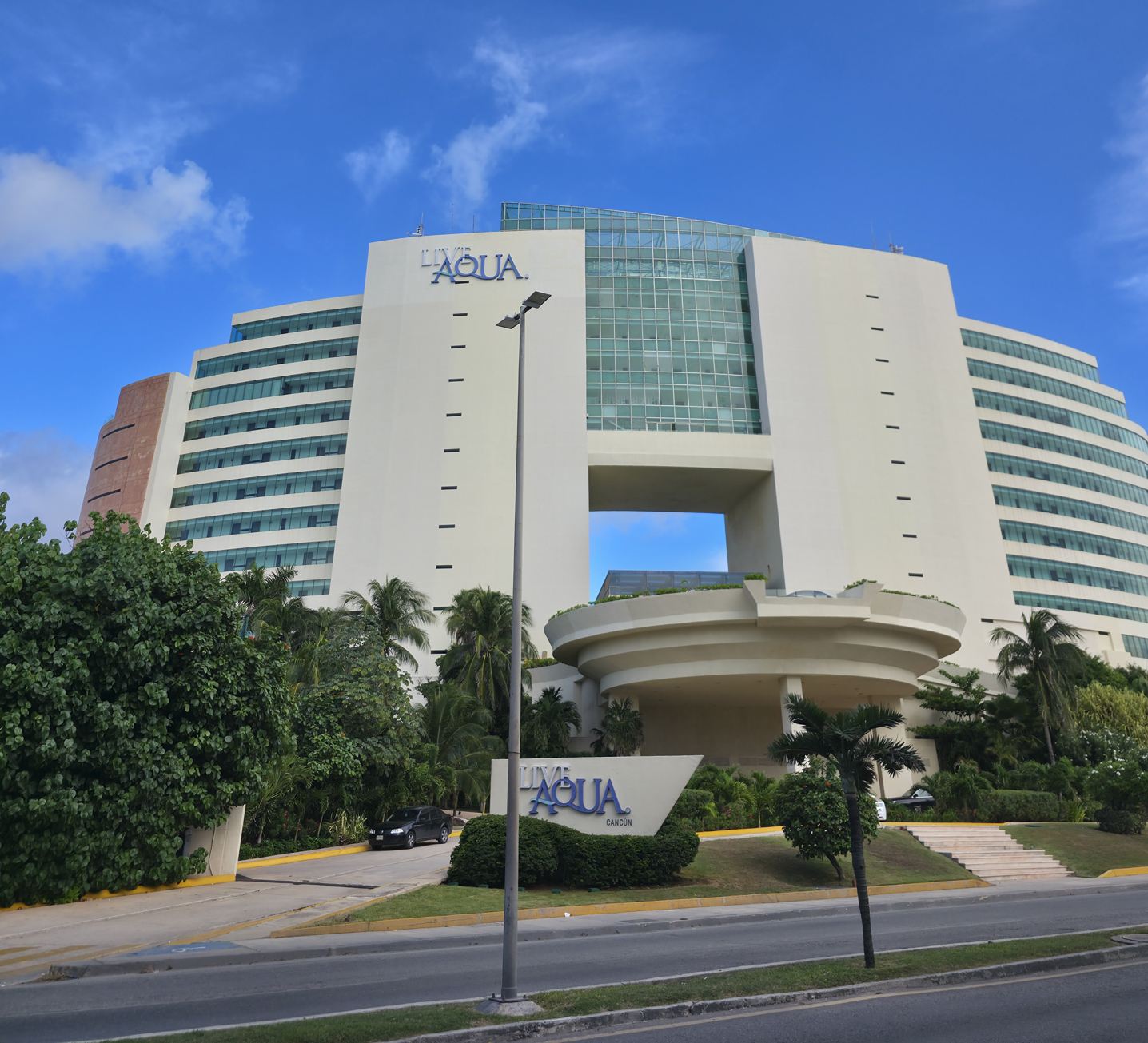 Entrada principal del resort Aqua en vivo