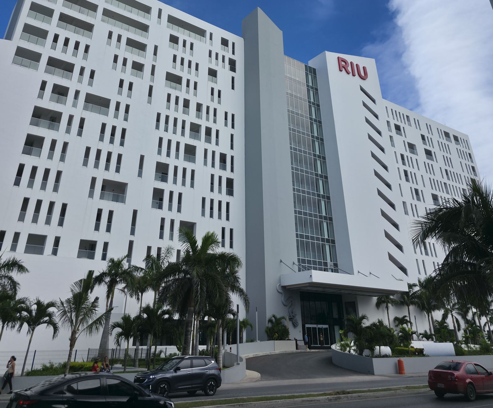 Entrada al hotel Riu zona hotelera Foto original de Trevor Kucheran