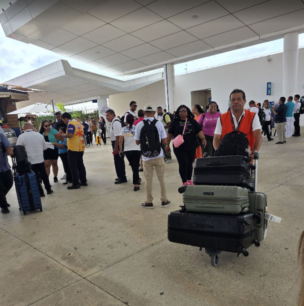 Maletas de equipaje del portero del aeropuerto de Cancún.