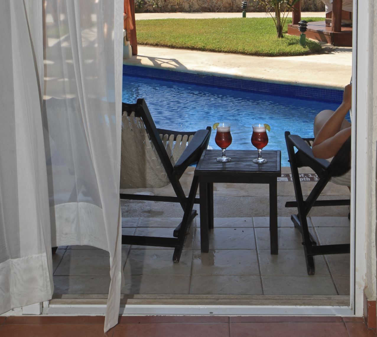 Puerta de patio abierta en Cancún para nadar en la piscina