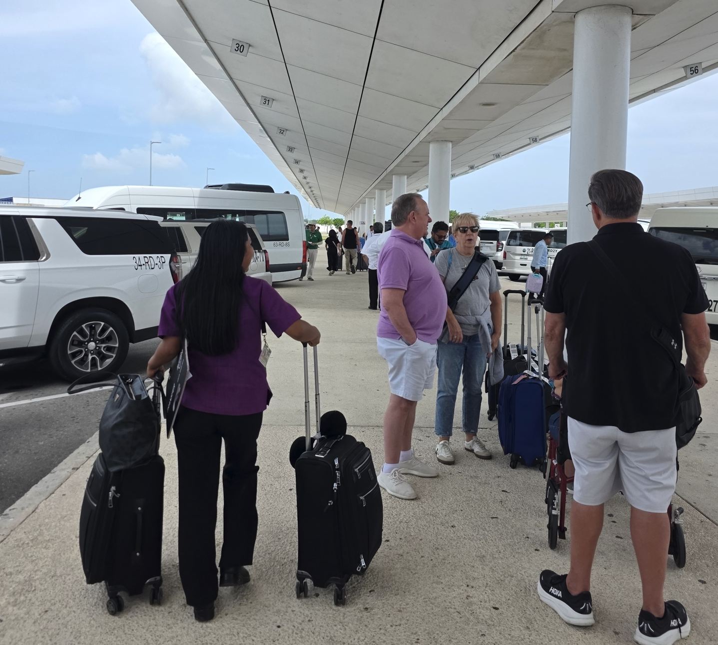 Los viajeros llegan al aeropuerto de Cancún (2)