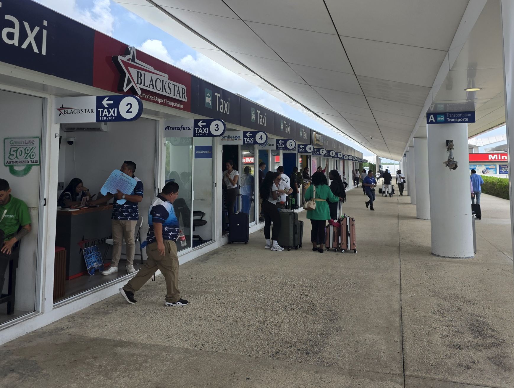 Filas de proveedores de taxis en el Aeropuerto de Cancún