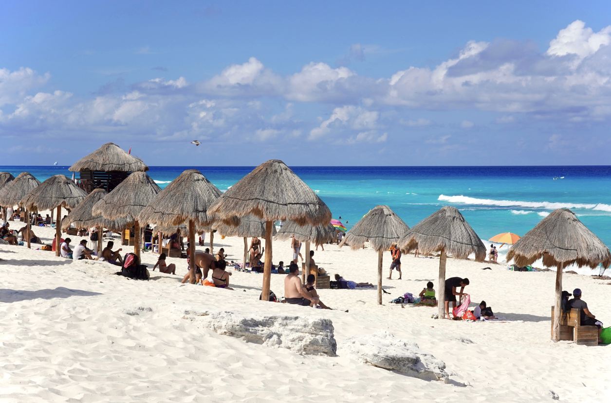 Playa de Cancún con turistas