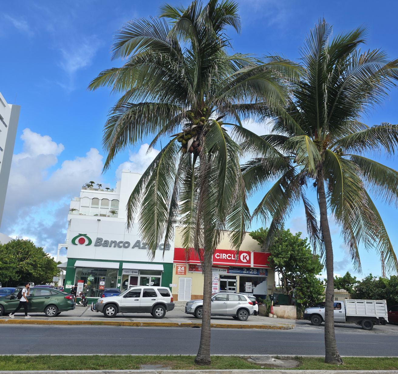 Carretera en Zona Hotelera de Cancún Con Autos y Círculo K