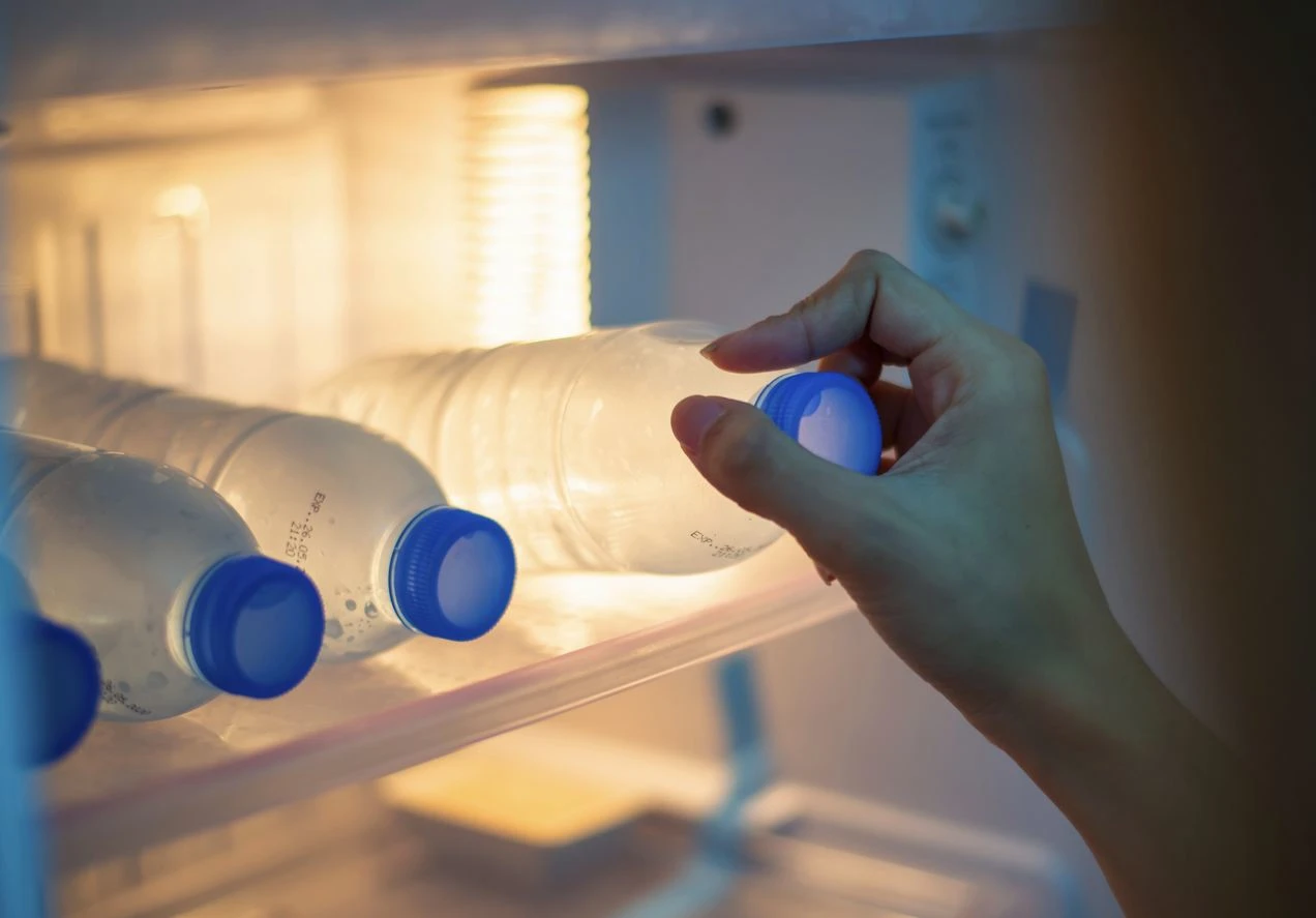 Botellas-agua-en-mini-bar-hotel.jpg