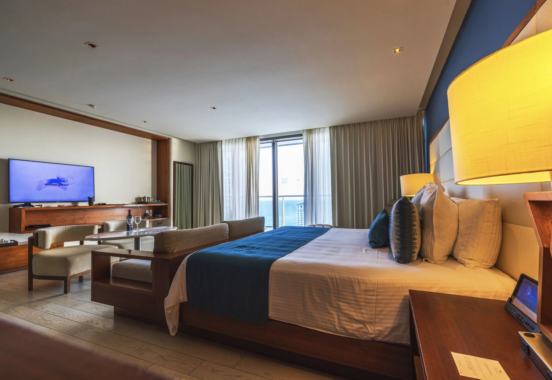 HOtel-habitación-interior-varias-almohadas.jpg