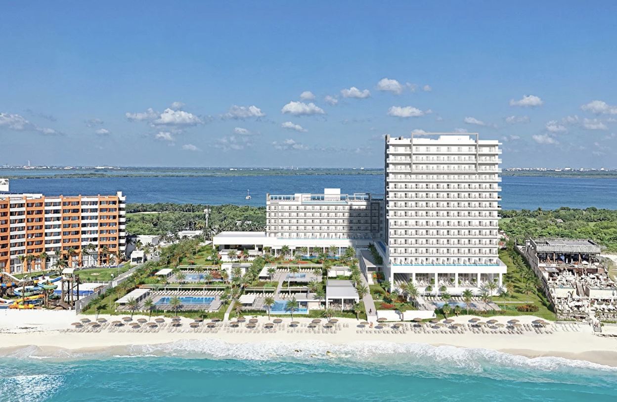 Este enorme nuevo resort RIU abre HOY en la zona hotelera de Cancún