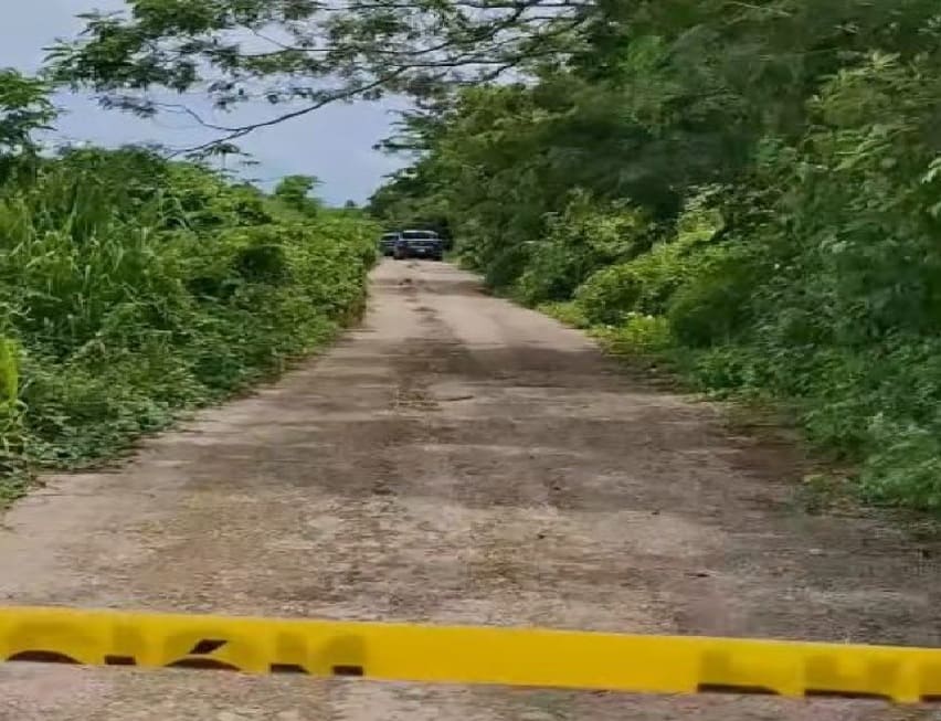 Cuerpo en descomposición con mensaje de amenaza criminal que se encuentra en Bacalar Road